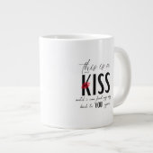 This Mug is a Kiss Jumbo-Tasse (Vorderseite Rechts)