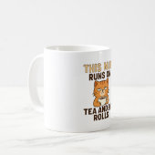 This Mug Runs on Tea and Eye Rolls – Funny British Kaffeetasse (Vorderseite Links)