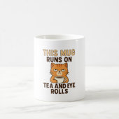 This Mug Runs on Tea and Eye Rolls – Funny British Kaffeetasse (Mittel)