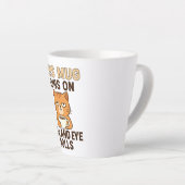 This Mug Runs on Tea and Eye Rolls – Funny British Milchtasse (Rechte Ecke)