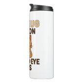 This Mug Runs on Tea and Eye Rolls – Funny British Thermosbecher (Nach rechts gedreht)