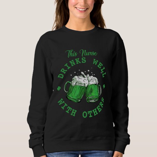 This Nurse Drinks Well With Others St Patrick's Da Sweatshirt (Vorderseite)