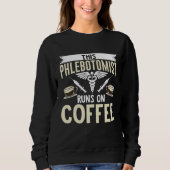 This Phlebotomist Runs On Coffee Phlebotomy Tech T Sweatshirt (Vorderseite)