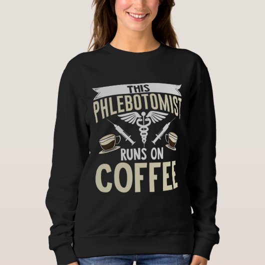 This Phlebotomist Runs On Coffee Phlebotomy Tech T Sweatshirt (Vorderseite)