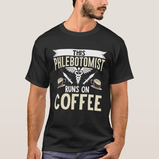 This Phlebotomist Runs On Coffee Phlebotomy Tech T T-Shirt (Vorderseite)