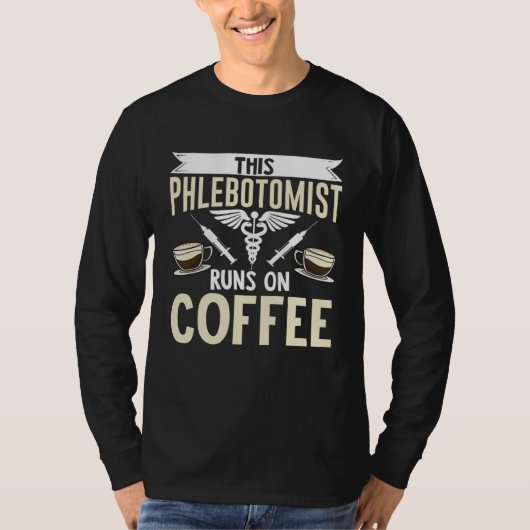 This Phlebotomist Runs On Coffee Phlebotomy Tech T T-Shirt (Vorderseite)