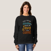 This Social Worker Runs On Jesus And Coffee Sweatshirt (Vorne ganz)