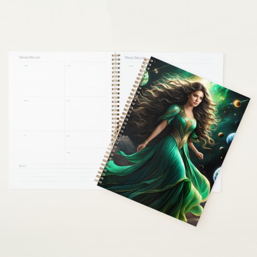 This striking woman has dark, wavy hair that casca planer (Anzeige)