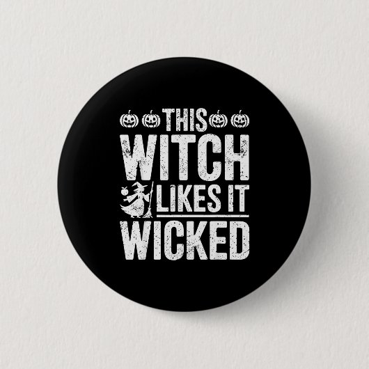 This Witch Likes It Wicked Funny Halloween Broom  Button (Vorderseite)