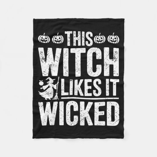 This Witch Likes It Wicked Funny Halloween Broom Fleecedecke (Vorderseite)