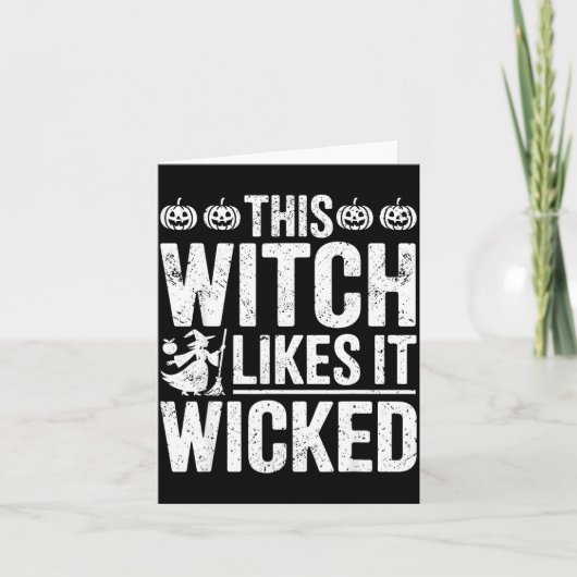 This Witch Likes It Wicked Funny Halloween Broom  Karte (Vorderseite)