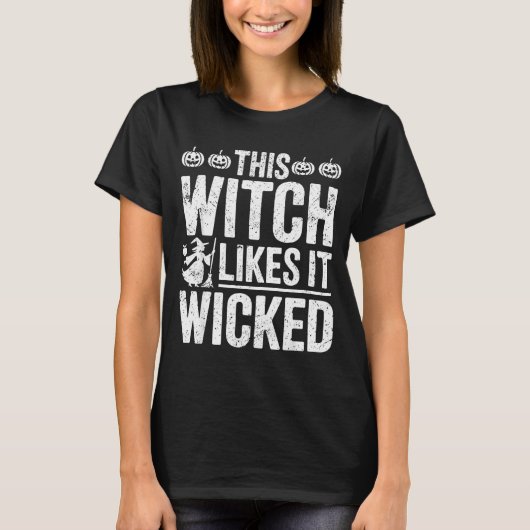 This Witch Likes It Wicked Funny Halloween Broom T-Shirt (Vorderseite)
