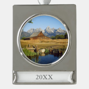 Thomas A. Moulton Barn Banner-Ornament Silber