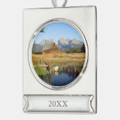 Thomas A. Moulton Barn Banner-Ornament Silber (Links)