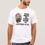 Thoreau macht uns reich und macht unsere  nur weni T-Shirt<br><div class="desc">Zeigen Sie Ihre existentialistische und transzendentalistische Seite mit einem dieser intellektuellen Zitate Geschenke über das Glück des amerikanischen Philosophen Henry David Thoreau. Worte der Weisheit zitieren, wie wir uns selbst reich machen können: "Wir machen uns selbst reich, indem wir unsere ein paar Mal machen." Ein überlegtes Zitat für alle, die...</div>