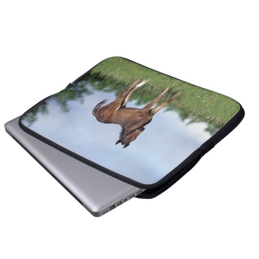 Thoroughbred-Fohlen stehend im Gras Laptopschutzhülle (Vorne Knopf)