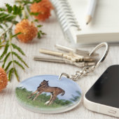 Thoroughbred-Fohlen stehend im Gras Schlüsselanhänger (Vorderseite rechts)