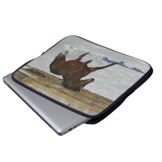 Thoroughbred-Pferd, das in den Schnee läuft Laptopschutzhülle (Vorne Knopf)