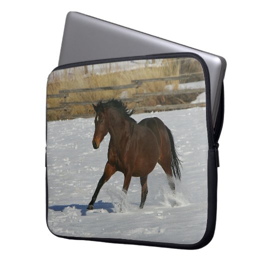 Thoroughbred-Pferd, das in den Schnee läuft Laptopschutzhülle (Vorderseite Links)