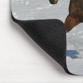 Thoroughbred-Pferd, das in den Schnee läuft Mousepad (Ecke)