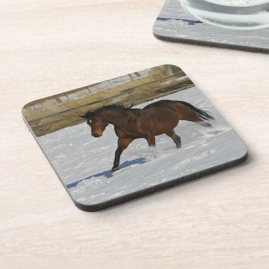 Thoroughbred-Pferd, das in den Schnee läuft Untersetzer (Linke Seite)