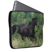 Thoroughbred-Pferd, das in Gras läuft Laptopschutzhülle (Vorne Rechts)