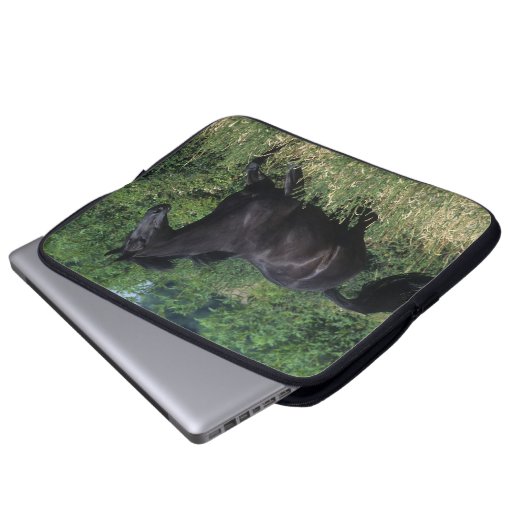 Thoroughbred-Pferd, das in Gras läuft Laptopschutzhülle (Vorne Knopf)
