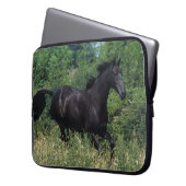 Thoroughbred-Pferd, das in Gras läuft Laptopschutzhülle (Vorderseite Links)