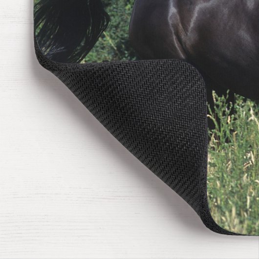 Thoroughbred-Pferd, das in Gras läuft Mousepad (Ecke)