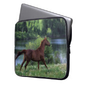 Thoroughbred-Pferd stehend in den Blumen Laptopschutzhülle (Vorderseite Links)