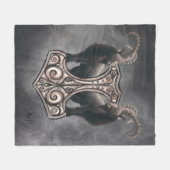 Thor's Might: Mjölnir und der Thunderous Companion Fleecedecke (Vorderseite (Horizontal))
