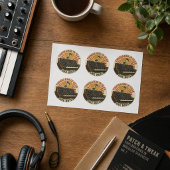 Thousands in Gear, One Note – Lustiger Synth Nerd Runder Aufkleber