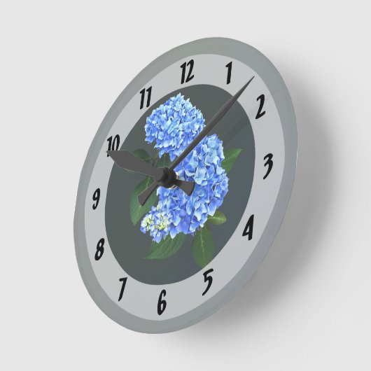 Three Blue Hydrangea Runde Wanduhr (Winkel)