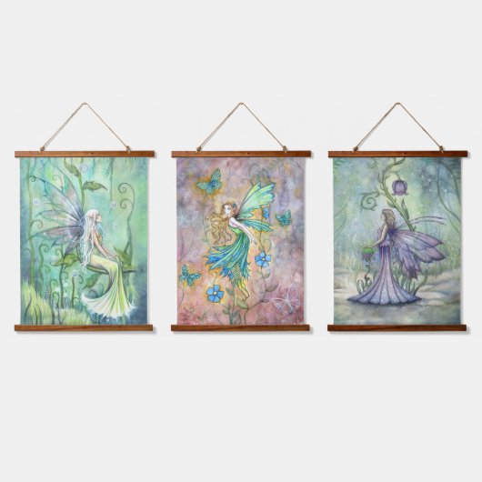 Three Blume Fairies von Molly Harrison Wandteppich Mit Holzrahmen (Dreifach)