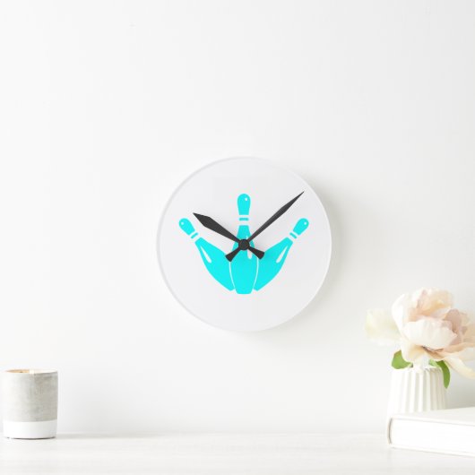 Three Bowling Pins Aqua Blue Runde Wanduhr (Zuhause)