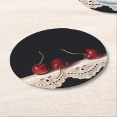 Three Cherries on lace Coaster Runder Pappuntersetzer (Angewinkelt)