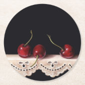 Three Cherries on lace Coaster Runder Pappuntersetzer (Vorderseite)