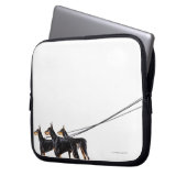 Three Dobermans on leash Laptopschutzhülle (Vorderseite Links)