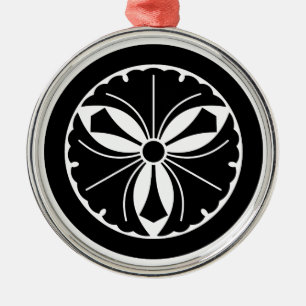 Three ginkgo leaves with swords in circle silbernes ornament