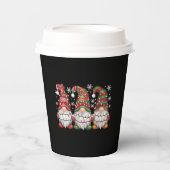 Three Gnomes Buffalo Kariert Red Christmas Pappbecher (Vorderseite)