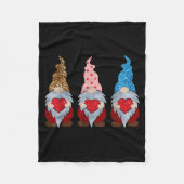 Three Gnomes Holding Heart Funny Valentines Day Co Fleecedecke (Vorderseite)