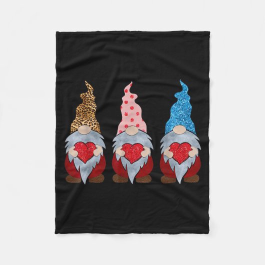 Three Gnomes Holding Heart Funny Valentines Day Co Fleecedecke (Vorderseite)