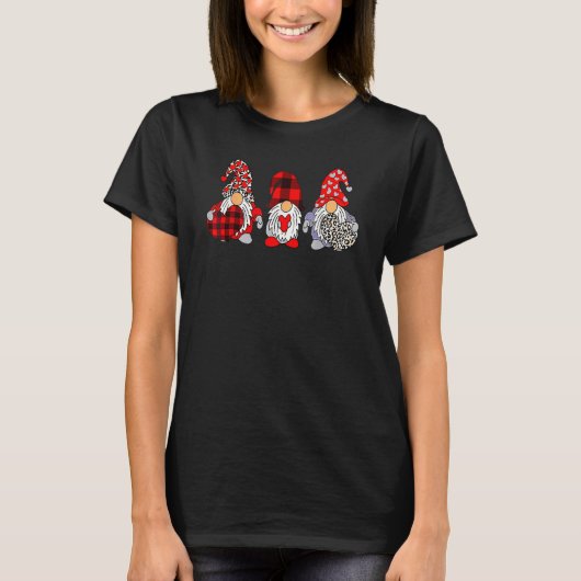 Three Gnomes Holding Hearts Red Plaid Leopard Vale T-Shirt (Vorderseite)