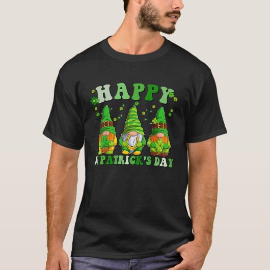 Three Gnomes Holding Shamrock Groovy Happy St Patr T-Shirt (Vorderseite)