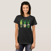 Three Gnomes Holding Shamrock Leopard Plaid St Pat T-Shirt (Vorne ganz)