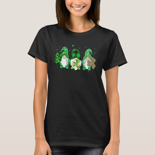 Three Gnomes Holding Shamrock Leopard Plaid St Pat T-Shirt (Vorderseite)