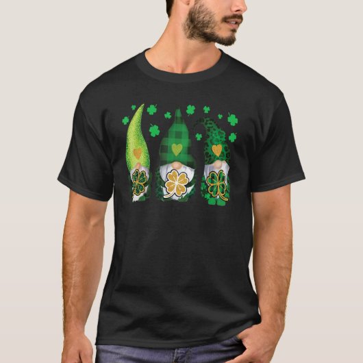 Three Gnomes Holding Shamrock Leopard Plaid St Pat T-Shirt (Vorderseite)