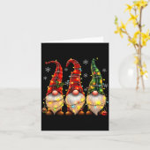Three Gnomes Men Women Buffalo Plaid Red Christmas Karte (Gelbe Blume)