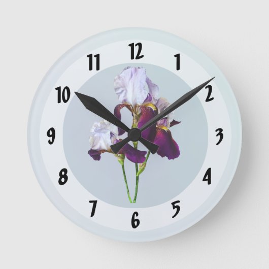 Three Irises in Shades of Magenta Runde Wanduhr (Vorderseite)