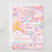Three Is A Vibe Cloud Regenbogen Sonne 3. Geburtst Einladung (Vorderseite)